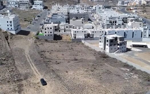 أرض فضاء 4,888م² في سر العبب بإطلالة جبلية وحدود استراتيجية – فرصة تطوير أو استثمار طويل الأمد!