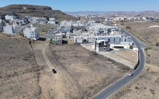 أرض فضاء 4,888م² في سر العبب بإطلالة جبلية وحدود استراتيجية – فرصة تطوير أو استثمار طويل الأمد!