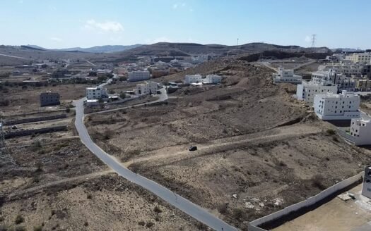 أرض فضاء على أطوال استراتيجية في سر العبب – 5,459م² بإطلالة مفتوحة وحدود عريضة!