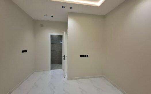 شقة فاخرة بإطلالتين وتشطيب هندسي دقيق – 6 غرف وموقع ذهبي في حي البديع!