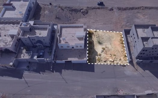 أرض سكنية بصك شرعي في حي الطيبات بالعقيق – 500م² على شارع وممر بموقع واعد!