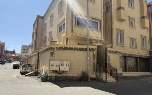 شقة أرضية بمدخلين وحوش ارتداد في حي الموظفين – 6 غرف وتوزيع فاخر بموقع ذهبي!