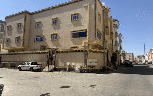 شقة أرضية بمدخلين وحوش ارتداد في حي الموظفين – 6 غرف وتوزيع فاخر بموقع ذهبي!