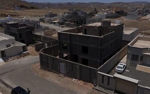 عمارة عظم بتصميم هندسي فاخر – ديوانيات، مسبح، صالة دابل هايت، وواجهتين على شارعين!