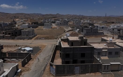 عمارة عظم بتصميم هندسي فاخر – ديوانيات، مسبح، صالة دابل هايت، وواجهتين على شارعين!