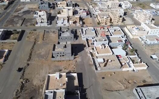 أرض سكنية بصك شرعي في حي الطيبات بالعقيق – 500م² على شارع وممر بموقع واعد!