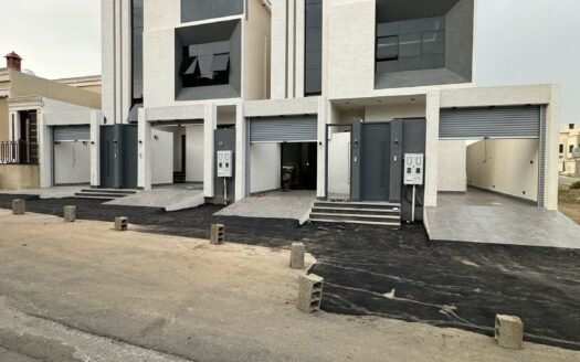 دور أرضي فاخر بمداخل وخزانات مستقلة – تشطيب فندقي وموقع ذهبي في المحالة!