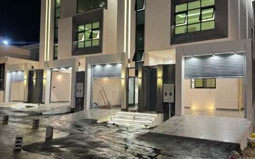 روف ملكي بمساحة 318م² وسطح – 4 أجنحة ماستر ومشب وجلسات علوية في موقع مميز!