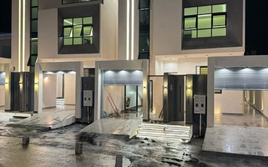 روف ملكي بمساحة 318م² وسطح – 4 أجنحة ماستر ومشب وجلسات علوية في موقع مميز!