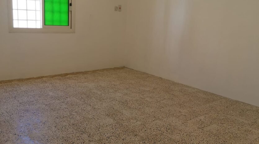 للإيجار فوق مكتب العمل بحي المنسك