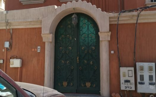 شقة للإيجار في حي المنسك – دور كامل بـ 5 غرف ومطبخ راكب وموقع استراتيجي!