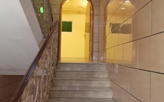 شقة للإيجار في حي المنسك – دور كامل بـ 5 غرف ومطبخ راكب وموقع استراتيجي!