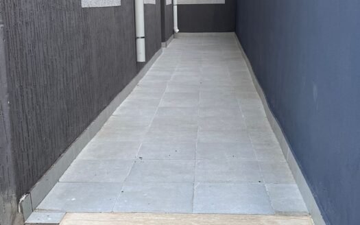 شقة للإيجار دور أرضي بـ 5 غرف وتشطيب حديث – القريقر، أبها