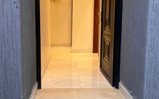 شقة للإيجار دور أرضي بـ 5 غرف وتشطيب حديث – القريقر، أبها