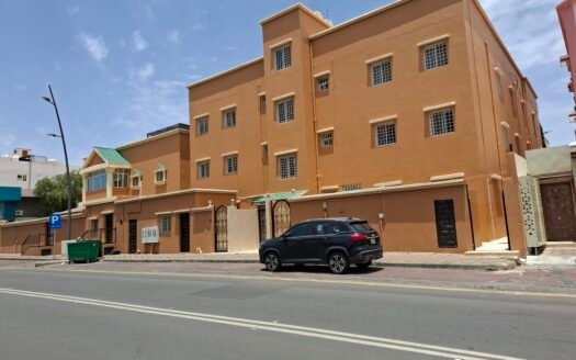 اكتشف رحابة وخصوصية لا مثيل لها: دور أرضي فاخر للإيجار بـ 7 غرف وحوش خاص في محيط هادئ!