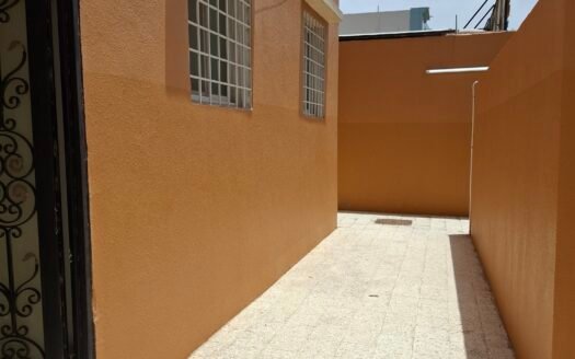 اكتشف رحابة وخصوصية لا مثيل لها: دور أرضي فاخر للإيجار بـ 7 غرف وحوش خاص في محيط هادئ!