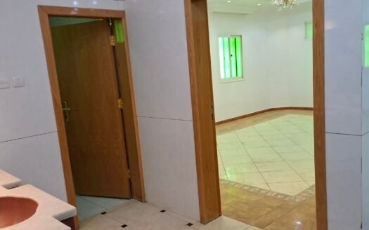 استمتع بخصوصية وراحة مثالية: شقة عائلية للإيجار في الدور الثالث بتصميم فريد ومساحات رحبة!