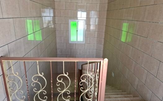 استمتع بخصوصية وراحة مثالية: شقة عائلية للإيجار في الدور الثالث بتصميم فريد ومساحات رحبة!