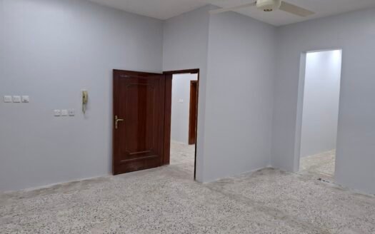 استمتع بالراحة والخصوصية في دور أرضي فاخر للإيجار: 6 غرف، صالتين، مطبخ مجهز، 3 حمامات، وحوش خاص بمدخلين رجال ونساء!