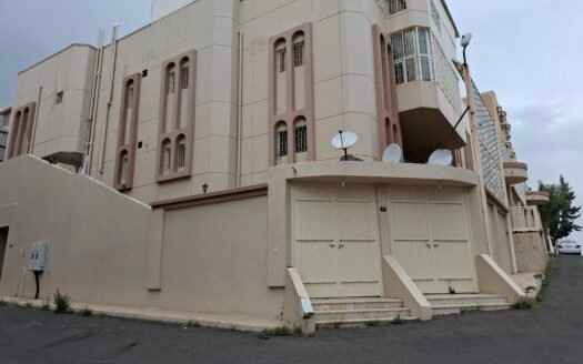 استمتع بالراحة والخصوصية في دور أرضي فاخر للإيجار: 6 غرف، صالتين، مطبخ مجهز، 3 حمامات، وحوش خاص بمدخلين رجال ونساء!