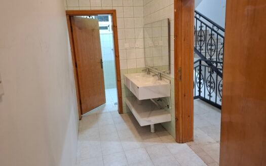 استأجر شقتك الجديدة في موقع متميز: شقة بالدور الأول العلوي بجوار سجن أبها العام بتصميم عملي ومريح!