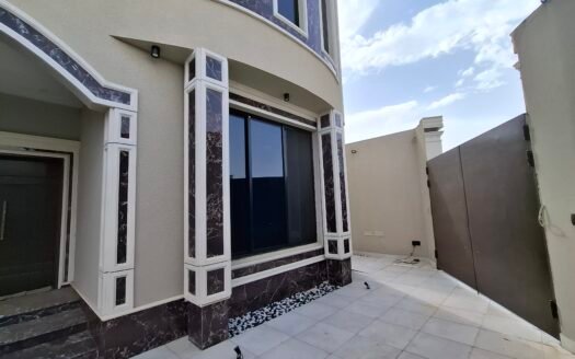 فيلا فاخرة على شارعين بمواصفات قصور – تشطيبات ملكية.