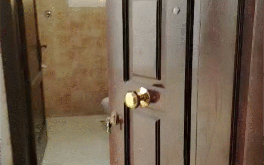 شقة للإيجار – 4 غرف مجددة مع مصعد ومدخلين في حي الأجاويد – جدة!