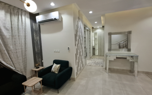 فيلا مؤثثة بالكامل للبيع بخميس مشيط – 11 غرفة، مصعد، 3 مداخل، وموقع استثنائي قرب الممشى!