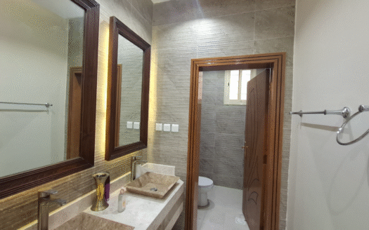 فيلا مؤثثة بالكامل للبيع بخميس مشيط – 11 غرفة، مصعد، 3 مداخل، وموقع استثنائي قرب الممشى!