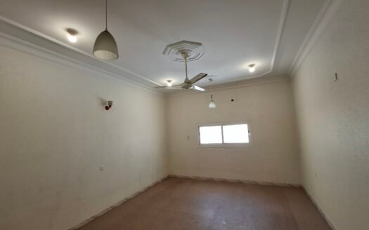 شقة دور أرضي واسعه 5 غرف بـ مدخلين وارتدادات ثلاثية – تصميم مثالي لعائلة تبحث عن الراحة والمساحة!