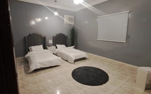 🏡 شقة مفروشة راقية للإيجار الصيفي – مع حوش واسع