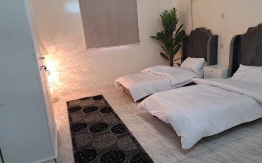 🏡 شقة مفروشة راقية للإيجار الصيفي – مع حوش واسع