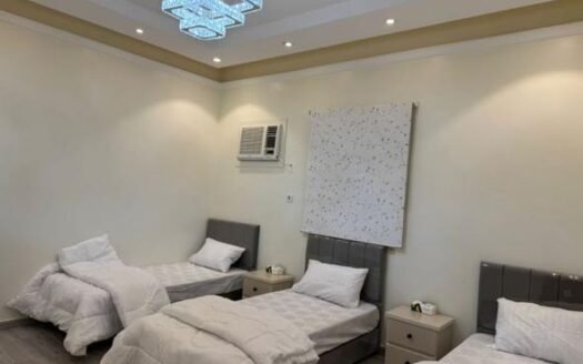 شقة أنيقة ومريحة للإيجار سنه دراسيه (( للعوائل فقط )) مثالية للراحة والاستجمام.