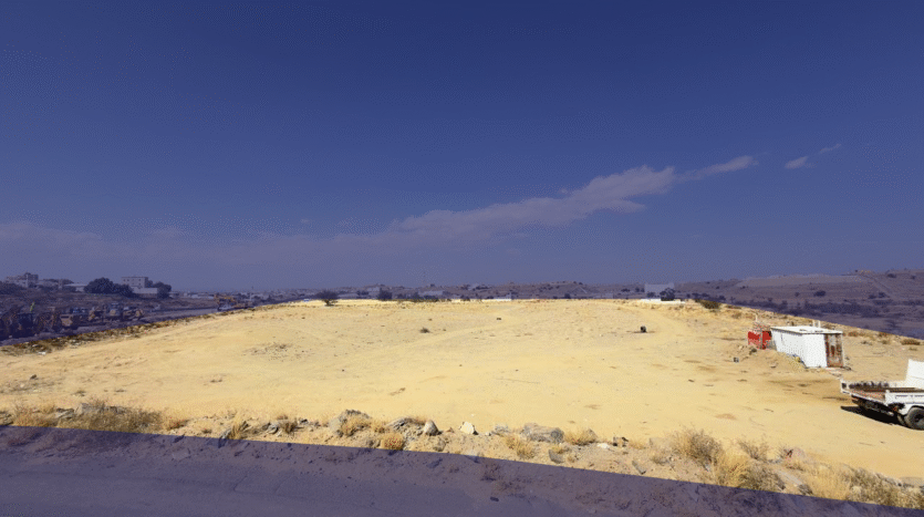 ارض علي الطريق العام