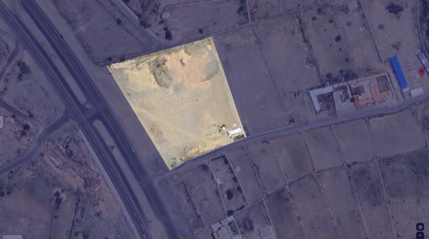 ارض علي الطريق العام