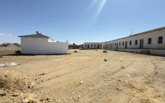 أرض للايجار علي الطريق العام وأرض داخلية ووحدات سكنية