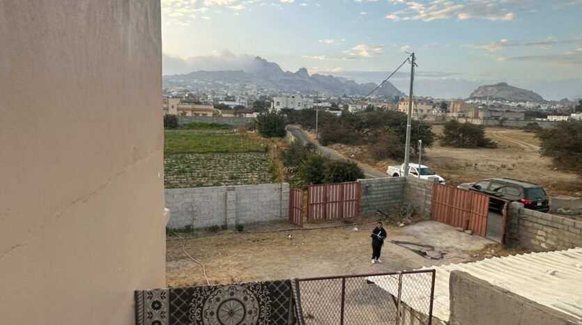 ارض تنومة بها بيت