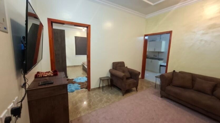 شقة غرفتين وصاله مؤثثة