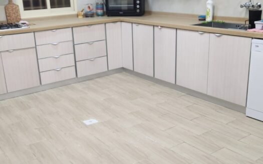 فيلا للايجار السنوي او الشهري في حي المطار متوسط بين ثلاثة طرق رئيسية: طريق الملك عبد الله وطريق مرحبا الف.. وطريق المطار..