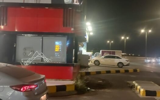 فرصة استثمارية مميزة في موقع حيوي بخميس مشيط كشك للايجار